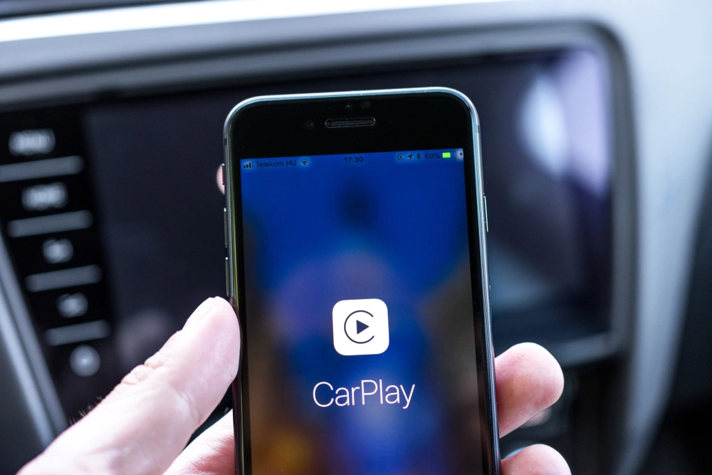 Apple CarPlay starting up on an iPhone 8 connected to a new Skoda car. 